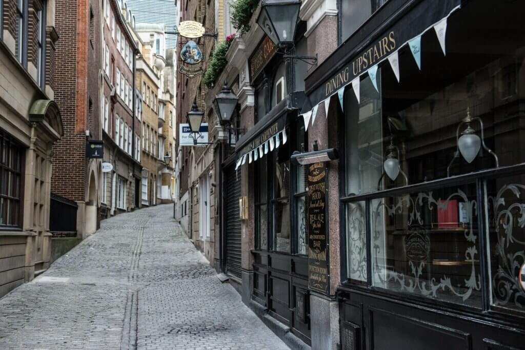 A narrow alley in London with a pub which is included in the Harry Potter walking tour