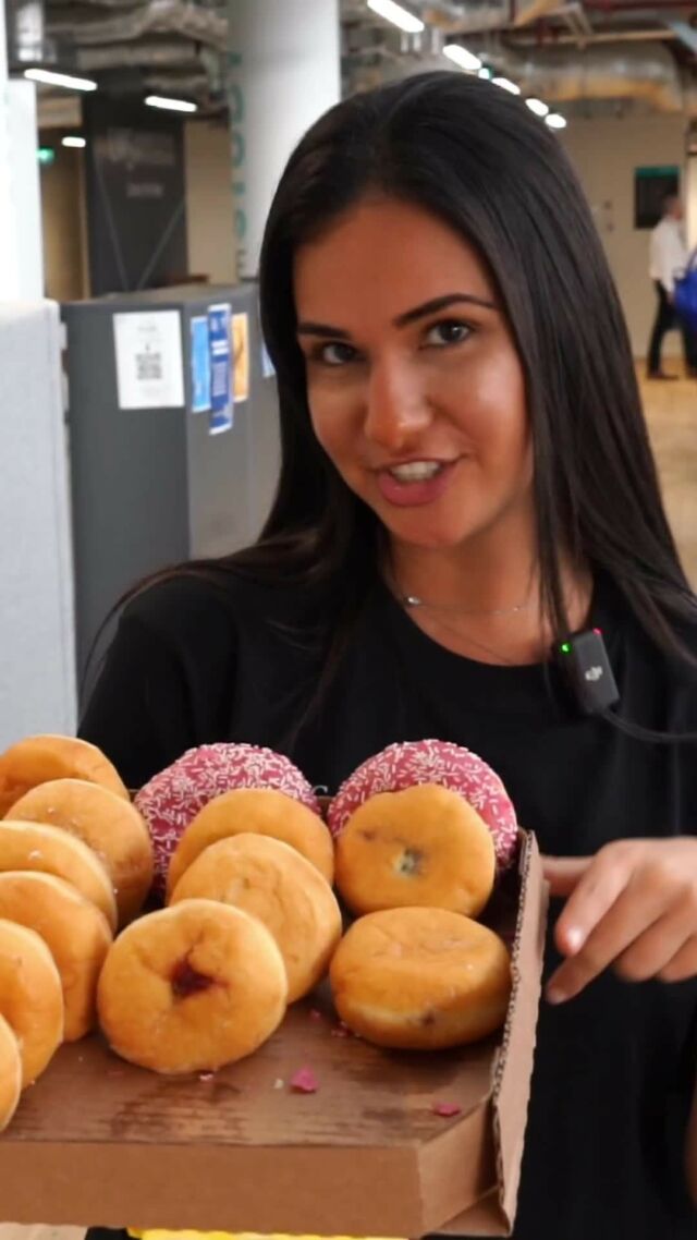 A doughnut for a follow!🍩🙌 

But hurry before Pauline eats them all! !😜🍩 

Don’t miss out on other fun, amazing content over on our TEG TikTok account. 💯💥 
.
.
.
.
.
.
#londoncampus #uws #tegclublondon #newstudents #inductionweek #induction #universityinduction #universitylife #internationalstudents #students #studyinlondon #londonuni #mayintake #intake